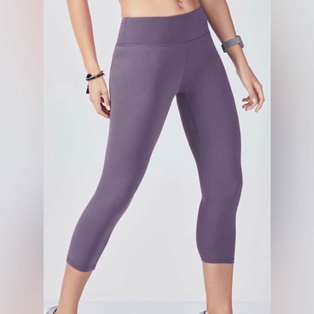 Fabletics NWT salar solid Powerhold capri Size L